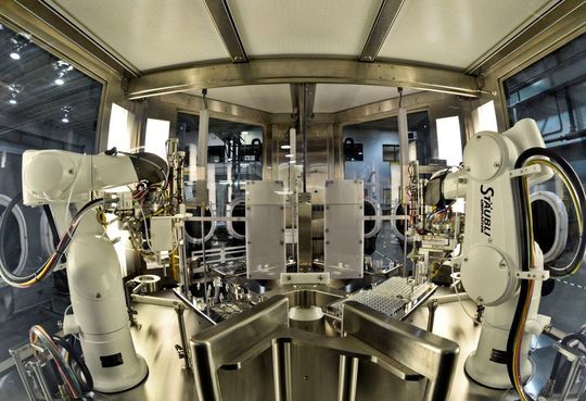 Stäubli Sechsachser bewähren sich bei vielen Life Science-Einsätzen. Das Spektrum reicht von der Arzneimittelherstellung (hier im Bild) bis zur automatisierten Haartransplantation. Stäubli Sechsachser bewähren sich bei vielen Life Science-Einsätzen. Das Spektrum reicht von der Arzneimittelherstellung (hier im Bild) bis zur automatisierten Haartransplantation.