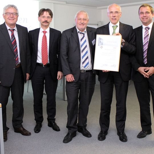 Alfred Müller, Thomas Sauer, Thomas Wagner und Gerhard Gauß von ebm-papst nehmen von Michael Schmidt (Mitte) die Urkunde entgegen. Alfred Müller, Thomas Sauer, Thomas Wagner und Gerhard Gauß von ebm-papst nehmen von Michael Schmidt (Mitte) die Urkunde entgegen.