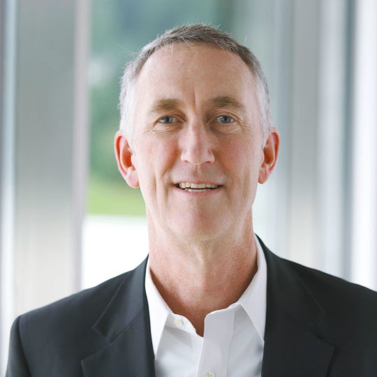 Daniel O’Day, Chief Operating Officer der Division Pharma von Roche: „Mit diesen Restrukturierungen reagieren wir auf die Entwicklung innerhalb unseres Portfolios von kleinmolekularen Arzneimitteln hin zu spezialisierten Medikamenten, die in geringeren Mengen produziert werden.“ Daniel O’Day, Chief Operating Officer der Division Pharma von Roche: „Mit diesen Restrukturierungen reagieren wir auf die Entwicklung innerhalb unseres Portfolios von kleinmolekularen Arzneimitteln hin zu spezialisierten Medikamenten, die in geringeren Mengen produziert werden.“