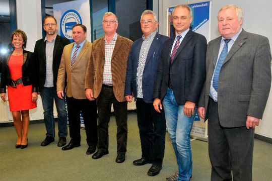 Führungsspitze: (v.li.) Carmen Rehwald (Geschäftsführerin), Olf Hommel (Lehrlingswart), Henry Siebeneicher (stellv. Obermeister), Holm Wirthgen (ausgeschiedenes Vorstandsmitglied), Bernd Förster (Vorstandsmitglied) und Wolfgang Seifert (Obermeister).