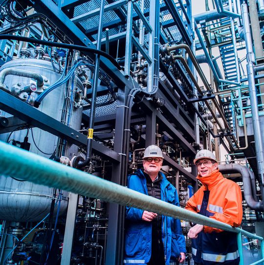 Kokerei-Chef Peter Liszio (r.) und Dr. Holger Thielert von ThyssenKrupp Industrial Solutions haben das Gemeinschaftsprojekt auf den Weg gebracht. „Was liegt näher als aus Gas, das ohnehin anfällt, etwas Neues herzustellen, das sich verkaufen lässt“, fasst Dr. Thielert zusammen. Kokerei-Chef Peter Liszio (r.) und Dr. Holger Thielert von ThyssenKrupp Industrial Solutions haben das Gemeinschaftsprojekt auf den Weg gebracht. „Was liegt näher als aus Gas, das ohnehin anfällt, etwas Neues herzustellen, das sich verkaufen lässt“, fasst Dr. Thielert zusammen.
