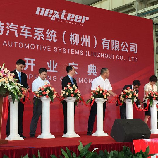 Nexteer Automotive eröffnet seine vierte Produktionsanlage für Lenkungen in China. Das Werk in Liuzhou fertigt Brush EPS-Systeme, die speziell für den chinesischen Automobilmarkt und andere Schwellenländer entwickelt wurden. Nexteer Automotive eröffnet seine vierte Produktionsanlage für Lenkungen in China. Das Werk in Liuzhou fertigt Brush EPS-Systeme, die speziell für den chinesischen Automobilmarkt und andere Schwellenländer entwickelt wurden.