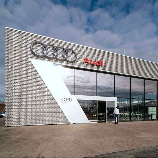 Repräsentatives „Leuchtturm“-Projekt in Thüringen: Die Kasseler Glinicke-Gruppe hat rund zwei Millionen Euro in den Bau ihres neuen Audi-Terminals in Weimar investiert. Repräsentatives „Leuchtturm“-Projekt in Thüringen: Die Kasseler Glinicke-Gruppe hat rund zwei Millionen Euro in den Bau ihres neuen Audi-Terminals in Weimar investiert.
