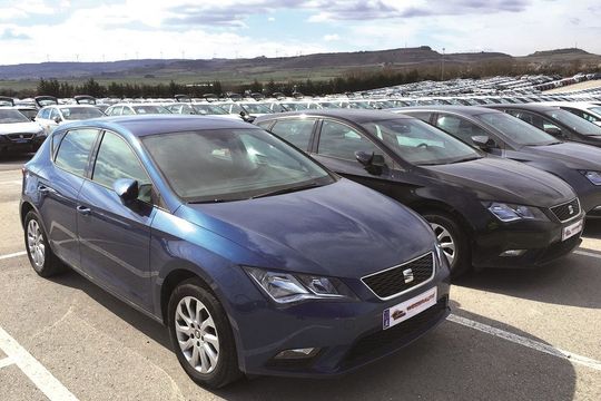 Die größte Sicherheit beim Zukauf von EU-Fahrzeugen bieten Großhändler, die einen eigenen Lagerbestand haben. Hier der Standplatz von Weiderauto in Spanien.