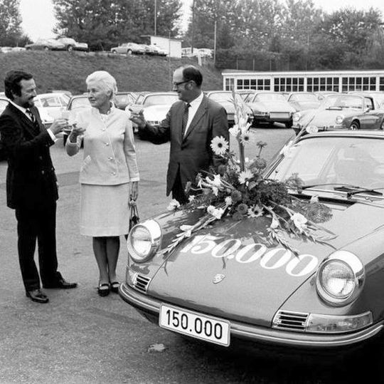 Seit 65 Jahren können Porschekunden ihr Fahrzeug direkt im Werk abholen. Seit 65 Jahren können Porschekunden ihr Fahrzeug direkt im Werk abholen.