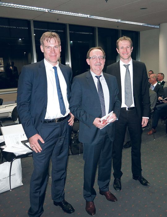 „Wir haben Sorge, dass in Deutschland alles übereifrig umgesetzt wird. Man sollte auf jeden Fall auch den Rest Europas im Blick haben, damit es hierzulande nicht zu Standortnachteilen kommt“, so Dr. Hendrik Thies (li) und Dr. Jan Henning Martens (re). „Dennoch dürfen die Unternehmen nicht bis zum Inkrafttreten der Verordnung warten, sondern müssen bereits heute neue Kompetenzen aufbauen“, ergänzt Karl-Heinz Fischer (Mitte) von Fischer QMS. „Wir haben Sorge, dass in Deutschland alles übereifrig umgesetzt wird. Man sollte auf jeden Fall auch den Rest Europas im Blick haben, damit es hierzulande nicht zu Standortnachteilen kommt“, so Dr. Hendrik Thies (li) und Dr. Jan Henning Martens (re). „Dennoch dürfen die Unternehmen nicht bis zum Inkrafttreten der Verordnung warten, sondern müssen bereits heute neue Kompetenzen aufbauen“, ergänzt Karl-Heinz Fischer (Mitte) von Fischer QMS.