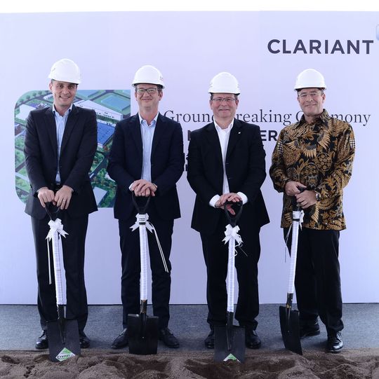 Feierlicher Spatenstich im Java Integrated Industrial & Port Estate Gresik (JIIPE): Dieter Seng (Leiter Business Line Adsorbents, SEAP), Francois Bleger (Regionalleiter SEAP), Dr. Christian Kohlpaintner (Executive Committee), Hans Herrel (Landesleiter Indonesien) (v.l.n.r.). Feierlicher Spatenstich im Java Integrated Industrial & Port Estate Gresik (JIIPE): Dieter Seng (Leiter Business Line Adsorbents, SEAP), Francois Bleger (Regionalleiter SEAP), Dr. Christian Kohlpaintner (Executive Committee), Hans Herrel (Landesleiter Indonesien) (v.l.n.r.).