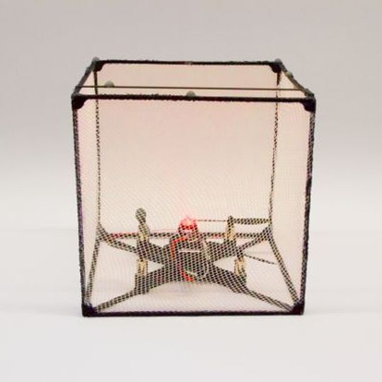 Fliegendes Pixel: Die Würfelförmige ShapeDrone ist eine von mehreren möglichen Anwendungsformen einer Drohne im BitDrone-Verbund. Die LED ändert auf Befehl die Farbe, die Seiten des Käfigs dienen je nach Konfiguration als Flächen für Touch-Befehle.