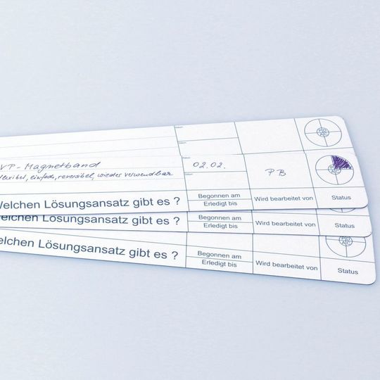 Das KVP-Magnetband von Schallenkammer ist eine 508 × 55 mm lange Leiste mit mehreren typischen KVP-Textfeldern, in die sich mit Non-Permanent-Stiften Vorschläge, Ideen, Aufgaben und Termine eintragen lassen. Das KVP-Magnetband von Schallenkammer ist eine 508 × 55 mm lange Leiste mit mehreren typischen KVP-Textfeldern, in die sich mit Non-Permanent-Stiften Vorschläge, Ideen, Aufgaben und Termine eintragen lassen.