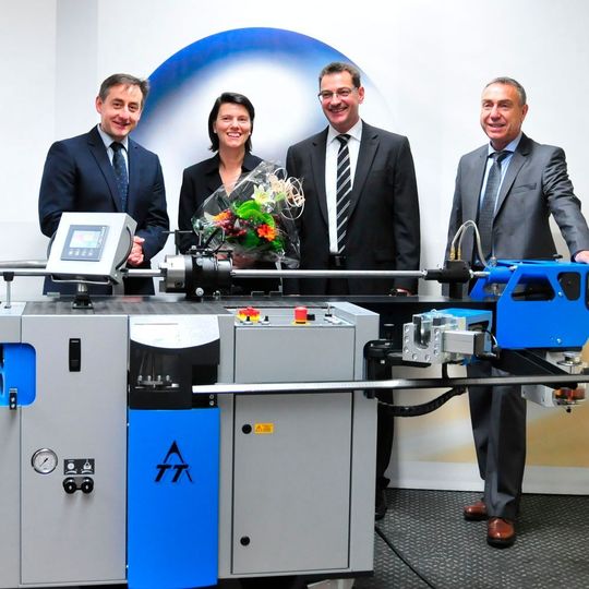Übergabe der ersten Tubomat-Serienmaschine der neuen Generation an die Firma Kohler aus Neckarsulm. Von links nach rechts: Dr.-Ing. Christian Gerlach (Geschäftsbereichsleiter Pipe Bending Systems bei Tracto-Technik), Martina Häcker (Verkauf Kohler GmbH), Dieter Baudach (Verkaufsleiter Kohler GmbH), Roland Reinl (Gebietsverkaufsleiter Mitte, Tracto-Technik.) Übergabe der ersten Tubomat-Serienmaschine der neuen Generation an die Firma Kohler aus Neckarsulm. Von links nach rechts: Dr.-Ing. Christian Gerlach (Geschäftsbereichsleiter Pipe Bending Systems bei Tracto-Technik), Martina Häcker (Verkauf Kohler GmbH), Dieter Baudach (Verkaufsleiter Kohler GmbH), Roland Reinl (Gebietsverkaufsleiter Mitte, Tracto-Technik.)