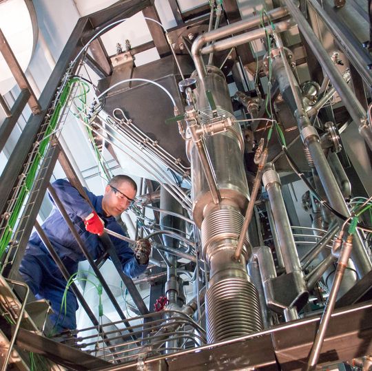 Blick in die Wirbelschicht-Versuchsanlage. Im Bild ist Johannes Schmid vom Institut für Verfahrenstechnik, Umwelttechnik und Technische Biowissenschaften der TU Wien. Blick in die Wirbelschicht-Versuchsanlage. Im Bild ist Johannes Schmid vom Institut für Verfahrenstechnik, Umwelttechnik und Technische Biowissenschaften der TU Wien.