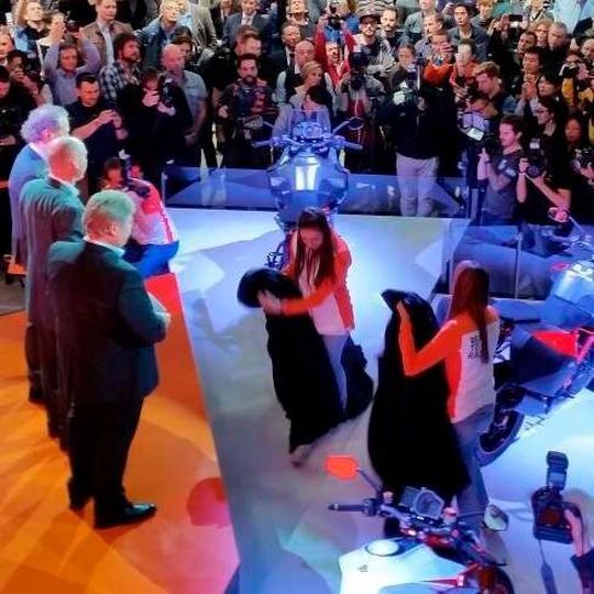 Auftritt der Orangenen in Milano. Auftritt der Orangenen in Milano.