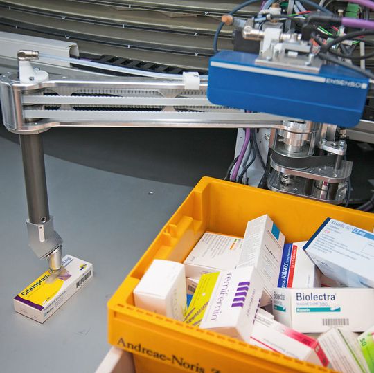Im Kommissionierautomaten von Magazino wird die Stereokamera an eine zentrale Position vergleichsweise nah über der zu entleerenden Großhandelskiste gefahren. Im Kommissionierautomaten von Magazino wird die Stereokamera an eine zentrale Position vergleichsweise nah über der zu entleerenden Großhandelskiste gefahren.