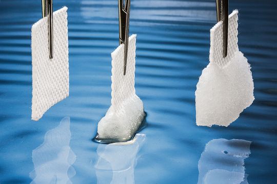Die antimikrobielle Wirkung der PU-Schaumsysteme reduziert die Keimbelastung in infizierten Wunden und fungiert als Barriere in Wunden mit Infektionsrisiko. Die antimikrobielle Wirkung der PU-Schaumsysteme reduziert die Keimbelastung in infizierten Wunden und fungiert als Barriere in Wunden mit Infektionsrisiko.