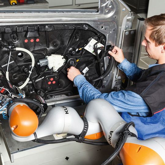 Im Projekt Arena2036 entwickelt das Fraunhofer-IPA ein flexibles Montagemodul, an dem Werker und Roboter entsprechend ihren Fähigkeiten zusammenarbeiten können. Im Projekt Arena2036 entwickelt das Fraunhofer-IPA ein flexibles Montagemodul, an dem Werker und Roboter entsprechend ihren Fähigkeiten zusammenarbeiten können.