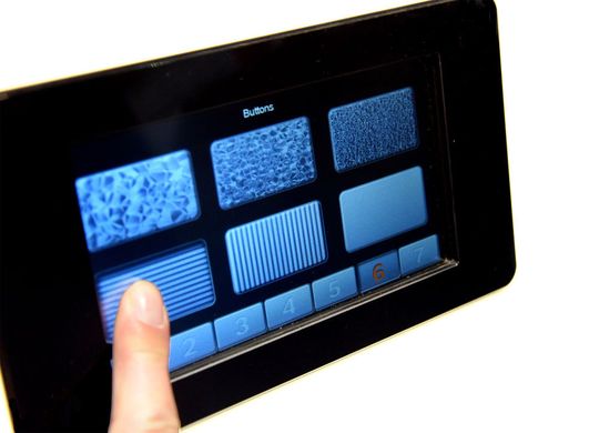 „Touch & Feel“: durch unterschiedliche Oberflächenstrukturen lassen sich Tasten auf dem Touchscreen erfühlen. „Touch & Feel“: durch unterschiedliche Oberflächenstrukturen lassen sich Tasten auf dem Touchscreen erfühlen.