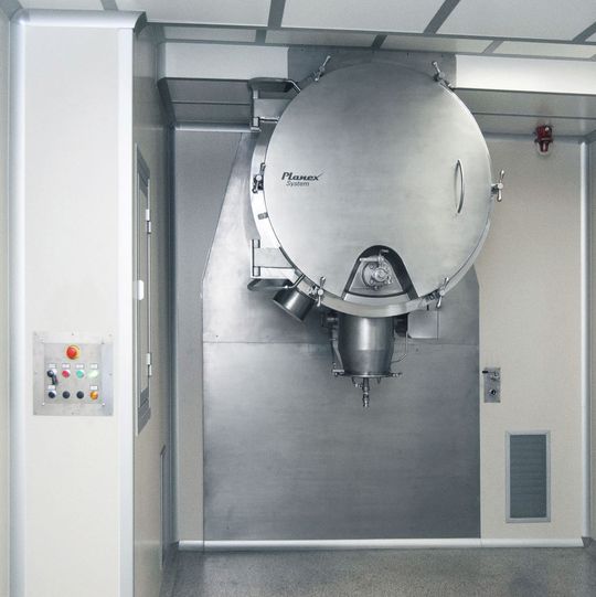 Im Reinraum befindet sich nur die an die Wand geflanschte Trockenkammer des Vakuumtrockners. Dies ermöglicht zusammen mit der Lösung Partitioning die Druckbeaufschlagung und die Trennung des Sterilbereichs vom Maschinenraum. Im Reinraum befindet sich nur die an die Wand geflanschte Trockenkammer des Vakuumtrockners. Dies ermöglicht zusammen mit der Lösung Partitioning die Druckbeaufschlagung und die Trennung des Sterilbereichs vom Maschinenraum.