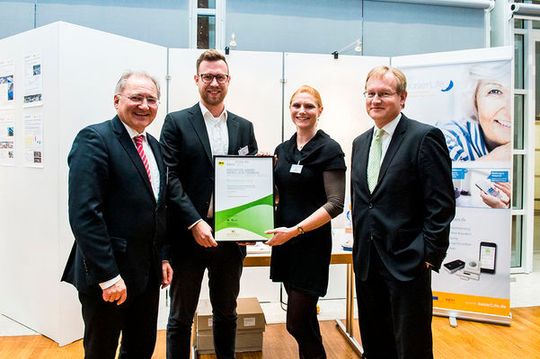 Natalie Röll (2. von rechts) und Moritz Röschl (2. von links) nehmen die Urkunde von Peter Hofelich (links), Staatssekretär im Ministerium für Finanzen und Wirtschaft Baden-Württemberg, und Johannes Schmalzl (rechts), Regierungspräsident des Regierungsbezirks Stuttgart, entgegen.