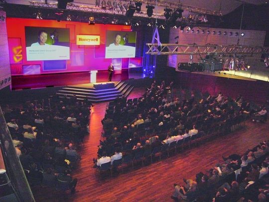 Rund 400 Teilnehmer folgten der Einladung zur Anwender-Konferenz von Honeywell Process Solutions. Rund 400 Teilnehmer folgten der Einladung zur Anwender-Konferenz von Honeywell Process Solutions.