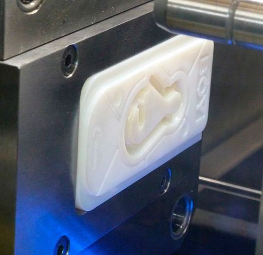 3D-gedruckter Formeinsatz im Werkzeugträger einer BOY XS. Die Herstellung ist günstig und schnell, wie es heißt. Verbrauchte Formeinsätze könnten einfach nachgedruckt werden. 3D-gedruckter Formeinsatz im Werkzeugträger einer BOY XS. Die Herstellung ist günstig und schnell, wie es heißt. Verbrauchte Formeinsätze könnten einfach nachgedruckt werden.