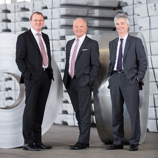 Der Vorstand der AMAG Austria Metall AG. Finanzvorstand Mag. Gerald Mayer, Vorstandsvorsitzender Dipl.-Ing. Helmut Wieser, Technikvorstand Priv.Doz. Dipl.- Ing. Dr. Helmut Kaufmann. (v.l.n.r.) Der Vorstand der AMAG Austria Metall AG. Finanzvorstand Mag. Gerald Mayer, Vorstandsvorsitzender Dipl.-Ing. Helmut Wieser, Technikvorstand Priv.Doz. Dipl.- Ing. Dr. Helmut Kaufmann. (v.l.n.r.)