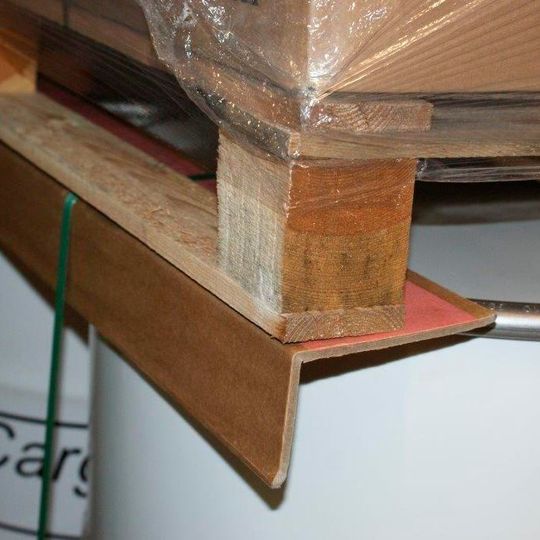 Der Safetygrip Kantenschutz aus Vollpappe soll das Packgut schützen und schafft gleichzeitig eine rutschhemmende Auflage. Der Safetygrip Kantenschutz aus Vollpappe soll das Packgut schützen und schafft gleichzeitig eine rutschhemmende Auflage.