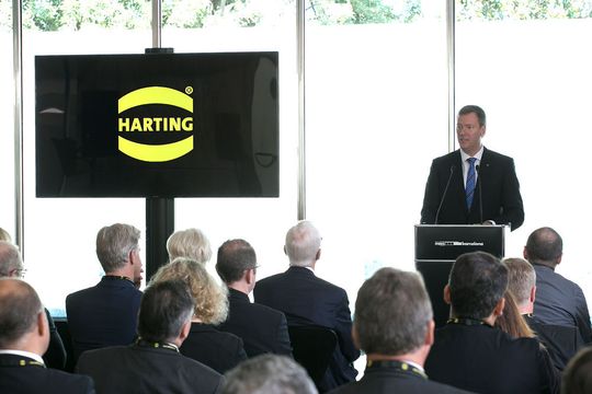 Vorstandsvorsitzender Philip Harting dankte vor zahlreichen Ehrengästen Managing Director Jordi Cruz und seinen Mitarbeitenden für deren Arbeit. Vorstandsvorsitzender Philip Harting dankte vor zahlreichen Ehrengästen Managing Director Jordi Cruz und seinen Mitarbeitenden für deren Arbeit.