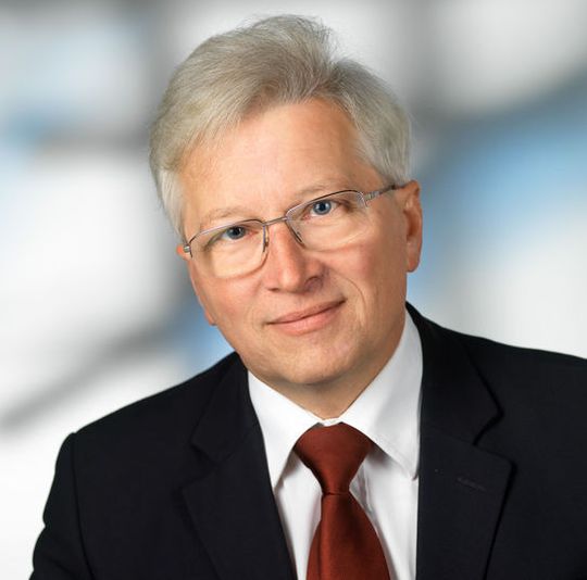 Prof. Manfred Schrödl: „Innerhalb nur einiger Millisekunden ist bereits ab Stillstand das volle Drehmoment des Antriebes verfügbar.“ Prof. Manfred Schrödl: „Innerhalb nur einiger Millisekunden ist bereits ab Stillstand das volle Drehmoment des Antriebes verfügbar.“