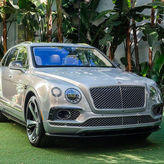Gerade erst vorgestellt, schon gibt es das erste Sondermodell vom Bentley Bentayga: Die First Edition ist auf 608 Stück limitiert. Gerade erst vorgestellt, schon gibt es das erste Sondermodell vom Bentley Bentayga: Die First Edition ist auf 608 Stück limitiert.