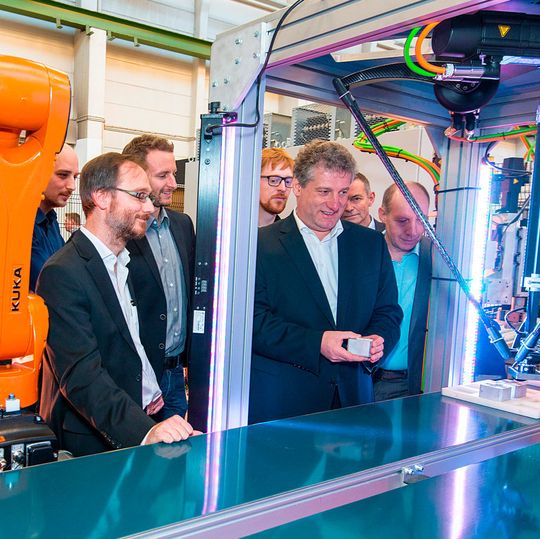v.l.n.r.: Eduard Popp, Professor Tobias Ortmaier , Julian Oeltjen, Daniel Kaczor (alle Imes), Dr. Thomas Cord, Dr. Armin Walter und Thomas Molkenthin (alle drei Lenze) bei der offiziellen Übergabe der Produktionsstraße am Institut. v.l.n.r.: Eduard Popp, Professor Tobias Ortmaier , Julian Oeltjen, Daniel Kaczor (alle Imes), Dr. Thomas Cord, Dr. Armin Walter und Thomas Molkenthin (alle drei Lenze) bei der offiziellen Übergabe der Produktionsstraße am Institut.
