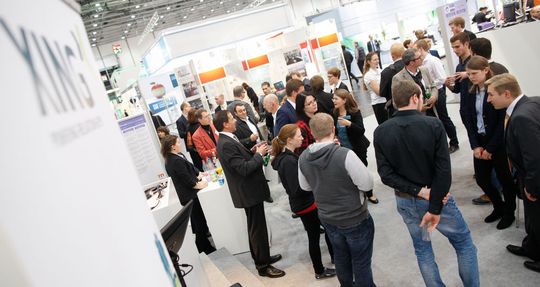 Im Laufe des Xing-Gruppentreffens Medizintechnik auf der Medica/Compamed kommen rund 50 Teilnehmer zum Netzwerken zusammen. Im Laufe des Xing-Gruppentreffens Medizintechnik auf der Medica/Compamed kommen rund 50 Teilnehmer zum Netzwerken zusammen.