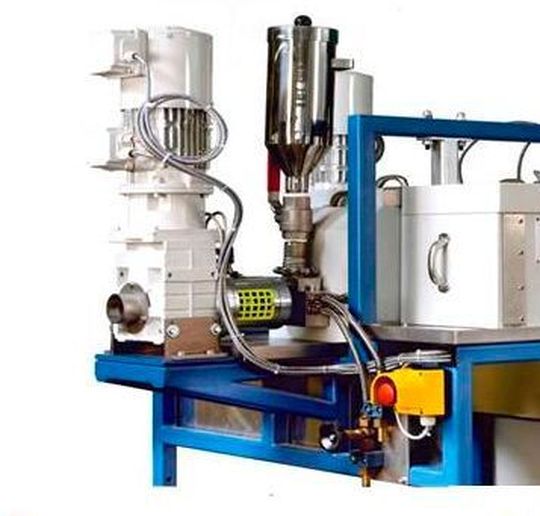 Ein neues Entwicklungsprojekt mit vier Partner aus Forschung und Industrie soll mithilfe des Schmelz-Elektrospinnens besonderer Polypropylenfasern, den Bau neuer, zukunftsweisender Feinstfiltersysteme ermöglichen. Eine Pilotanlage ist der erste Schritt auf diesem Weg, wie es heißt. Ein neues Entwicklungsprojekt mit vier Partner aus Forschung und Industrie soll mithilfe des Schmelz-Elektrospinnens besonderer Polypropylenfasern, den Bau neuer, zukunftsweisender Feinstfiltersysteme ermöglichen. Eine Pilotanlage ist der erste Schritt auf diesem Weg, wie es heißt.