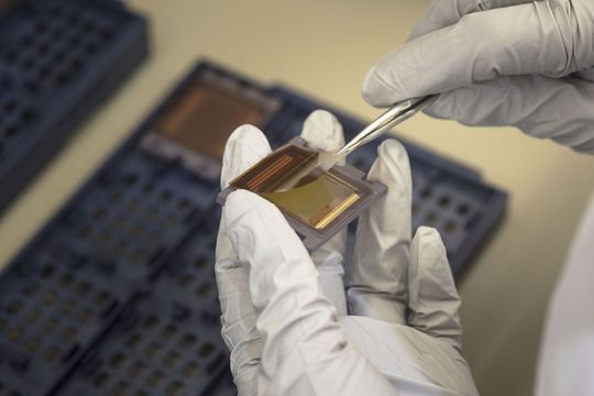 Ein Bild-Sensor von CMOSIS. Der Spezialist wurde jetzt zu 100 Prozent von ams übernommen. Ein Bild-Sensor von CMOSIS. Der Spezialist wurde jetzt zu 100 Prozent von ams übernommen.