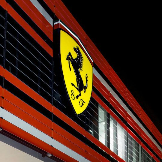 Im Januar sollen die 80 prozentigen Anteile von FCA an Ferrari an die Anteilseigner verteilt werden. Damit im Zusammenhang steht der Gang an die Mailänder Börse. Im Januar sollen die 80 prozentigen Anteile von FCA an Ferrari an die Anteilseigner verteilt werden. Damit im Zusammenhang steht der Gang an die Mailänder Börse.