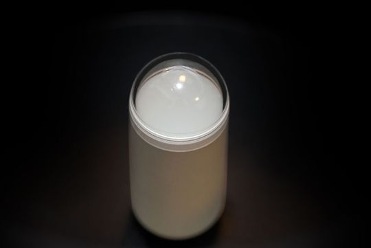 Bei der Kapselendoskopie schluckt der Patient eine kleine Kapsel mit eingebauter Kamera, die durch den Verdauungstrakt wandert und dabei Fotos der Magen- und Darmwände liefert. Das in der Kapselhülle eingesetzte Hightech-Polycarbonat Makrolon von Covestro ist biokompatibel und sicher und ermöglicht durch seine gute Formbarkeit einen großen Öffnungswinkel der Kamera. Bei der Kapselendoskopie schluckt der Patient eine kleine Kapsel mit eingebauter Kamera, die durch den Verdauungstrakt wandert und dabei Fotos der Magen- und Darmwände liefert. Das in der Kapselhülle eingesetzte Hightech-Polycarbonat Makrolon von Covestro ist biokompatibel und sicher und ermöglicht durch seine gute Formbarkeit einen großen Öffnungswinkel der Kamera.