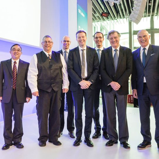Prof. Xiangwu Zhang, Prof. Stuart Licht, Dr. Steffen Waglöhner, Prof. Patrik Johansson, Dr. Dominique Moulin, Prof. James Evans, Prof. Paul Wright (von links nach rechts) Prof. Xiangwu Zhang, Prof. Stuart Licht, Dr. Steffen Waglöhner, Prof. Patrik Johansson, Dr. Dominique Moulin, Prof. James Evans, Prof. Paul Wright (von links nach rechts)