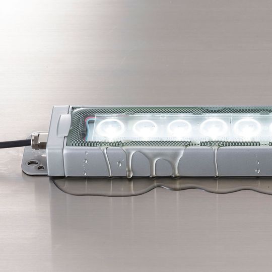 Die neue CWK-Arbeitsleuchte von PATLITE für den Einsatz in Werkzeugmaschinen ist öl- und wasserfest und erreicht die Schutzarten IP66 und IP67G. Die neue CWK-Arbeitsleuchte von PATLITE für den Einsatz in Werkzeugmaschinen ist öl- und wasserfest und erreicht die Schutzarten IP66 und IP67G.