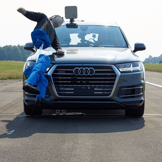 Eine neue ADAC-Fußgängeranlage simuliert Straßenüberquerungen. Diese Bewertungen fliessen in den NCAP-Crashtests ein. Eine neue ADAC-Fußgängeranlage simuliert Straßenüberquerungen. Diese Bewertungen fliessen in den NCAP-Crashtests ein.