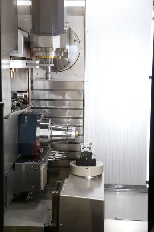 Le nouveau centre d'usinage S181 de Bumotec, un concept d'usinage original. Le nouveau centre d'usinage S181 de Bumotec, un concept d'usinage original.