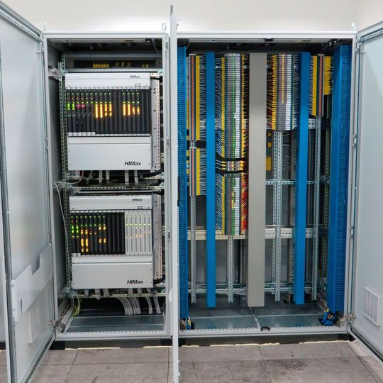Himax-Sicherheitssysteme im PES-Schrank der Aspropyrgos Raffinerie in Athen. Himax-Sicherheitssysteme im PES-Schrank der Aspropyrgos Raffinerie in Athen.