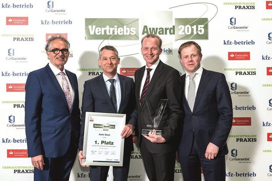 Die strahlenden Gewinner des diesjährigen Vertriebs Awards: Das Auto-Saxe-Team präsentiert zusammen mit dem Chef der Wellergruppe, Burkhard Weller, die Siegerurkunde. Die strahlenden Gewinner des diesjährigen Vertriebs Awards: Das Auto-Saxe-Team präsentiert zusammen mit dem Chef der Wellergruppe, Burkhard Weller, die Siegerurkunde.