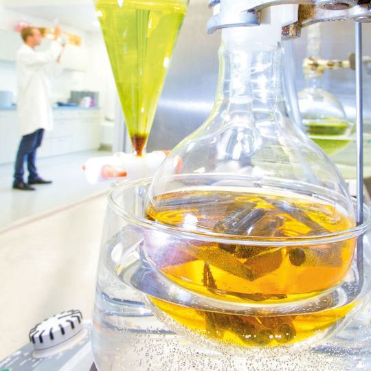 Für die Wertstoffrückgewinnung aus Prozesswässern wird am Fraunhofer IKTS eine komplexe Verfahrenskette entwickelt und im Labor- und Technikumsmaßstab mit realen Prozesswässern der Nickelhütte Aue sowie mit Haldenmaterial aus der Freiberger Region erprobt. Für die Wertstoffrückgewinnung aus Prozesswässern wird am Fraunhofer IKTS eine komplexe Verfahrenskette entwickelt und im Labor- und Technikumsmaßstab mit realen Prozesswässern der Nickelhütte Aue sowie mit Haldenmaterial aus der Freiberger Region erprobt.