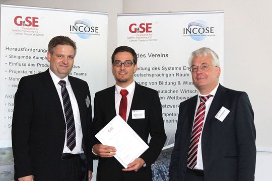v.l.n.r.: Sven-Olaf Schulze, Vorsitzender der GfSE, Preisträger Andreas Friesinger, Dr. Dieter Scheithauer, Vorsitzender des Studentenwettbewerbsausschusses