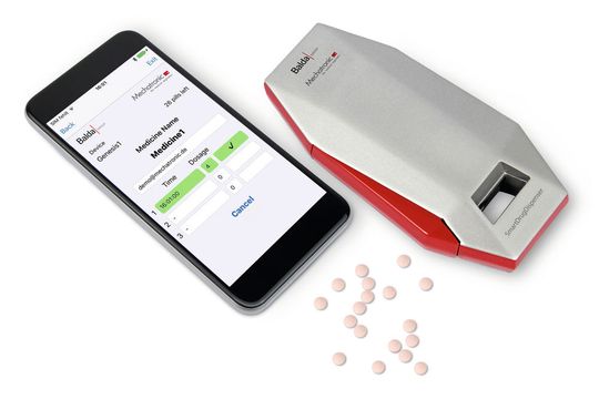 Der Smart Drug Dispenser aus besteht aus einer Kartusche mit Tabletten sowie aus einer App. Welche Medikamente wann genommen werden müssen, tragen Arzt oder Patient in einen Dosierungsplan ein. Diese Daten werden über Bluetooth auf den Smart Drug Dispenser übertragen. Zum vorgesehenen Zeitpunkt erinnert die App den Patienten mit einem akustischen Signal an die Einnahme. Der Smart Drug Dispenser aus besteht aus einer Kartusche mit Tabletten sowie aus einer App. Welche Medikamente wann genommen werden müssen, tragen Arzt oder Patient in einen Dosierungsplan ein. Diese Daten werden über Bluetooth auf den Smart Drug Dispenser übertragen. Zum vorgesehenen Zeitpunkt erinnert die App den Patienten mit einem akustischen Signal an die Einnahme.