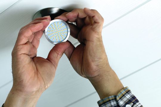 LED-Leuchten: Eine unabhängige Prüfstelle sollte Leuchten und Leuchtmittel zertifizieren und testen, bevor sie verkauft werden. So spart sich der Hersteller teure Klagen und Abmahnungen. LED-Leuchten: Eine unabhängige Prüfstelle sollte Leuchten und Leuchtmittel zertifizieren und testen, bevor sie verkauft werden. So spart sich der Hersteller teure Klagen und Abmahnungen.