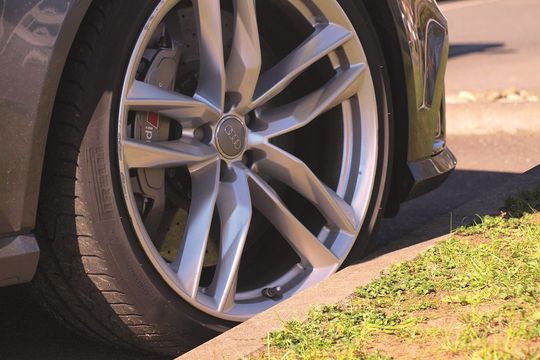 Einmal kurz nicht aufgepasst, schon ist eine hässliche Macke in der edlen Felge.