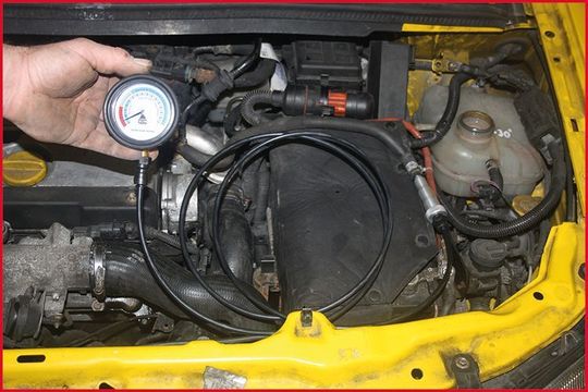 Die Messuhr zeigt einen Druckanstieg im Kühlsystem, wenn sich eine intakte Wasserpumpe schneller dreht. Die Messuhr zeigt einen Druckanstieg im Kühlsystem, wenn sich eine intakte Wasserpumpe schneller dreht.