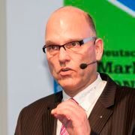 Markus Pettendrup, Geschäftsführer Mercedes Köpper, gibt Einblick in die Ausbildungsprogramme seines Autohauses.