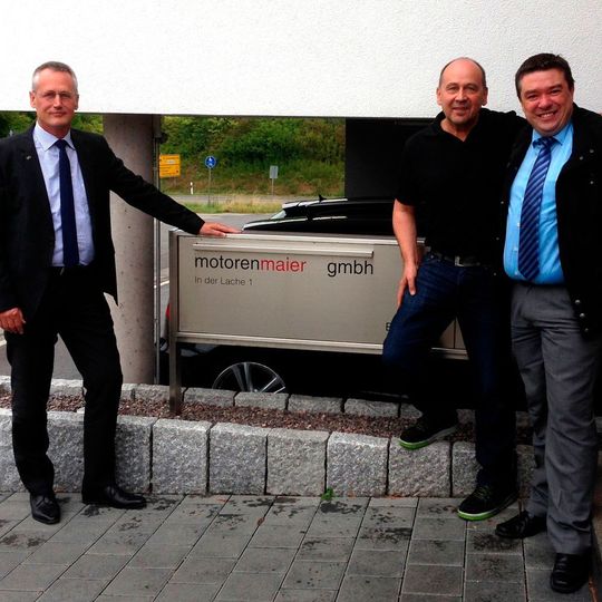 Olaf Donner (links) und Johannes Sodermanns (rechts) von Bonfiglioli Vectron MDS mit Andreas Maier (Mitte) nach der Vertragsunterzeichnung vor der Firmenzentrale von motorenmaier in Villingen-Schwenningen Olaf Donner (links) und Johannes Sodermanns (rechts) von Bonfiglioli Vectron MDS mit Andreas Maier (Mitte) nach der Vertragsunterzeichnung vor der Firmenzentrale von motorenmaier in Villingen-Schwenningen