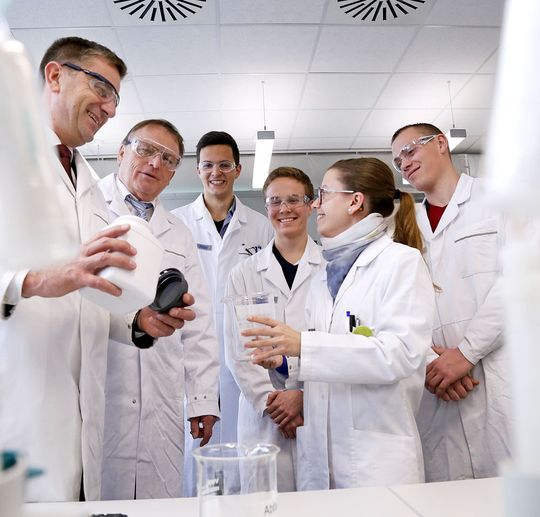 Rund 1,6 Millionen Euro hat Merck in das neue Ausbildungslabor investiert. Rund 1,6 Millionen Euro hat Merck in das neue Ausbildungslabor investiert.